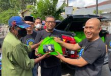 Relawan Loyalis Erick Thohir Jawa Timur Berbagi Sembako Bersama Ratusan Tukang Becak dan Ojol