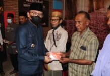 Bupati Serahkan Insentif Untuk Rohaniawan Morut