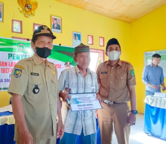 Hadiri Penyaluran BLT-DD Salekoe, Ini Harapan Sekcam Malangke Kepada Masyarakat