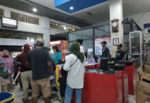 Dua Pekan Jelang Idul Fitri, Pusat Perbelanjaan di Tomoni Diserbu Pengunjung