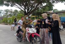 Remaja Mesjid Andi Abdullah Petta Malangke Bagi Takjil Kepada Pengguna Jalan