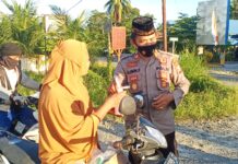 Dekatkan Diri Kepada Warga, Polsek Malangke bersama Bhayangkari Bagi Takjil