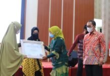 Berjasa di Bidang Pendidikan, Kartini Asal Luwu Timur Terima Penghargaan dari OASE-KIM