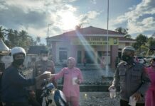 Polsek Tomoni Timur Bagikan Takjil Gratis, Warga Sebut Kegiatan Sosial Contoh Pelayan Masyarakat