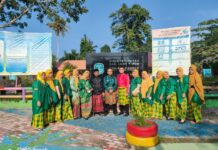 Yuk Intip Foto Guru SD di Wotu Pakai Pakaian Adat Sambut HUT Luwu Timur Ke-19