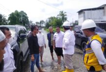 Didampingi Camat Malangke, Wabup Luwu Utara Tinjau Titik Banjir di Desa Benteng