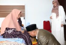 Momen Bupati Sungkem Kepada Ibunda Tercinta Saat Hari Raya Idul Fitri 1443 H