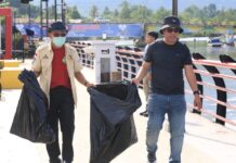 Tidak Pandang Jabatan, Bupati Luwu Timur Pungut Sampah di Bantaran Sungai Malili