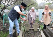 Manfaatkan Sisa Libur, Bupati Nyekar ke Makam Mertua