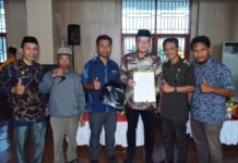 Bupati Serahkan Sepeda Motor Untuk Pengurus Masjid Nurul Huda Malino Jaya