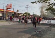 Warga Salassa Kembali Blokade Jalan Trans Sulawesi, Tuntut Pelaku Segera Ditangkap