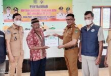 Serahkan Secara Simbolis Bantuan BLT-DD di Desa Pincepute, Ini Harapan Camat Malangke