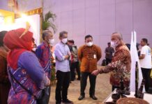 Bupati Budiman Sambangi Stand Dekranasda Lutim di Pameran Sulsel Craft 2022