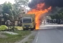 Diduga Terpercik Api Las, Mobil Truk Pemuat Ayam Potong Hangus Terbakar