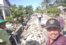 Dengan Swadaya, Kades Cendana Putih I Bersama Warga Gotong Royong Pemasangan Drainase