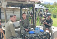 Terbang Dari Kepri, Dansat Brimob Ini Jenguk Anggotanya di Poso