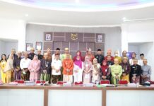 Kenakan Baju Adat, Bupati Budiman Bersama Kepala OPD Pemkab Lutim Lakukan Troatsmasters Club
