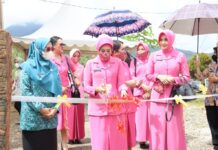 Ketua TP PKK Dampingi Ketua Bhayangkari Daerah Sulsel Resmikan P2L Cabang Lutim
