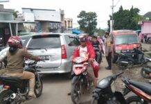 Rutinitas Polsek Tompobulu Berjalan Lancar Mengatur Arus Lalu Lintas di Depan Pasar Malakaji