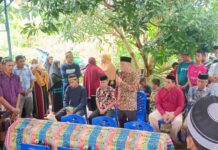 Duka Mendalam, Bupati Luwu Timur Lepas Jenazah Orang Tua Kerabatnya
