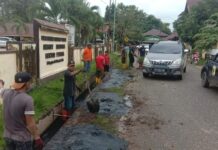 Hindari Genangan Air pada Musim Hujan, Lapas Kelas III Kolonodale Bersihkan Drainase