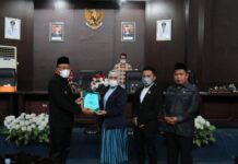 Wabup Morut Serahkan Dokumen KUA-PPAS TA. 2023 kepada DPRD