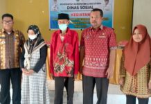 Didampingi Camat Malangke, Plt.Kadis Sosial Serahkan Bansos kepada Lansia