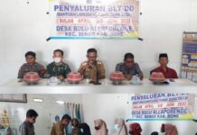 BLT Desa Tahap II Cair, Pemdes Bulu Allaporenge Hadirkan Sekcam Bengo