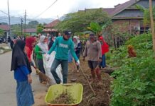 Kolaborasi Pemdes dan Warga Baruga, Diskominfo-SP Lutim Aksi Bersih Lingkungan