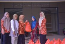 Dharma Wanita Persatuan Sekretariat DPRD Luwu Timur Berbagi Paket Sembako