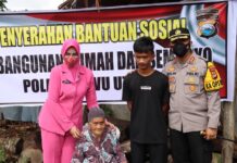 Baru Empat Hari Menjabat, Kapolres Luwu Utara Bersama Istri Bantu Bangun Rumah Nenek Tenri