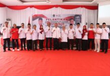 Budiman Lantik Dewan Kehormatan dan Pengurus PMI Kecamatan se-Lutim