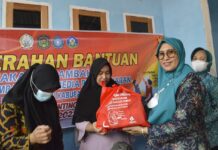 Sambangi Lima Desa di Towuti, Sufriaty Beri Bantuan Makanan Tambahan Untuk Balita Kategori Stunting