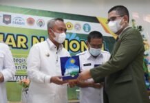 Bupati Luwu Timur Terima Penghargaan Dari HAKLI