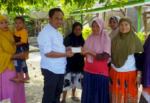 Alpian Serahkan Bantuan Uang Tunai di Madani Untuk Beli Kambing