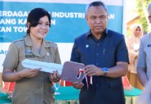 Bupati Budiman Serahkan 8 Armada Sampah Program PKPM PT. Vale