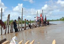 Dengan Swadaya, Puluhan Warga Dari 4 Desa Lakukan Pemasangan Tanggul Sementara