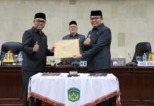 Budiman Serahkan Dua Ranperda Tahap II Kepada DPRD LutimÂ
