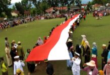Karnaval Budaya di Kalaena, Peserta Bentangkan Bendera Merah Putih Sepanjang 77 Meter