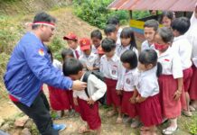 HUT RI ke-77, Kolaborasi KNPI & PMIS Sambangi Sekolah Terisolir