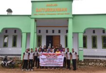 Dalam Rangka HUT Polwan Ke-74, Srikandi Polres Morut Bakti Religi Bersihkan Tempat Ibadah