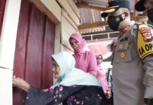 Didampingi Istri, Kapolres Luwu Utara Serahkan Bantuan Rumah kepada Nenek Tenri