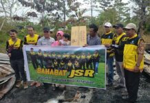 Wujud Peduli, Kepala Disdikbud Luwu Utara Bantu Korban Kebakaran