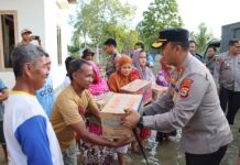 Wujud Kepedulian Polri, Kapolres Luwu Utara Berikan Bantuan Kepada Warga yang Terdampak Banjir