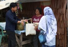 Diskominfo-SP Salurkan Paket Sedekah Jumat di Kecamatan MaliliÂ
