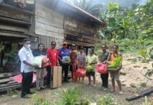 Dinsos Lutim Bersama Pemdes Rante Mario Serahkan Bantuan Kepada Korban Kebakaran