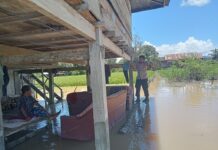 Bukti Kepedulian Terhadap Masyarakat, Bhabinkamtibmas Polsek Baebunta Tinjau Langsung Kondisi Banjir