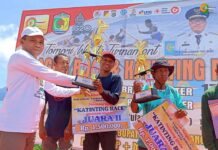 Sekda Morut Serahkan Trophy dan Uang Tunai Juara Lomba Perahu Katinting