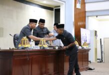 Budiman Dengarkan Pandangan Umum Fraksi DPRD Lutim Terhadap Dua Ranperda 2022