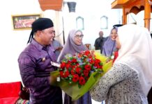 Bupati dan Ketua TP PKK Lutim Hadiri Maulid Nabi di Desa Maramba